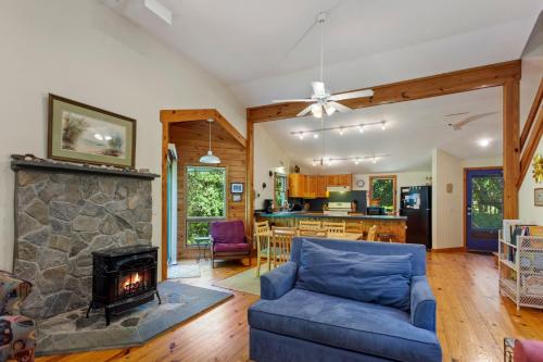 Una sala de estar con un sofá azul y una chimenea. en 3065 - Hideaway, en Southern Shores