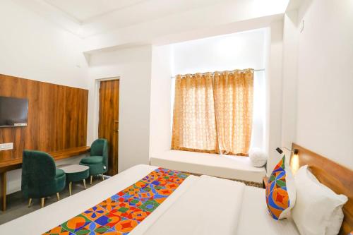 Ein Bett oder Betten in einem Zimmer der Unterkunft hotel-montreal rishikesh madhuban inn
