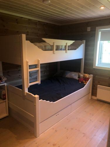 a bedroom with two bunk beds in a room at Familiehytte på Kvamskogen in Kvam
