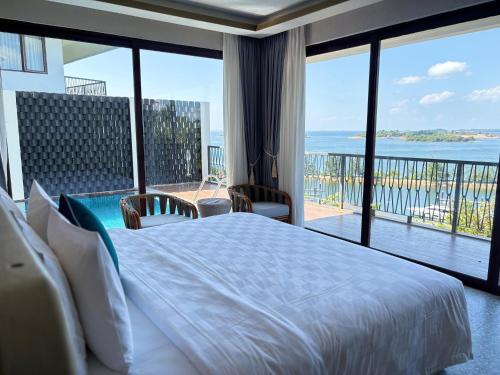 Ένα ή περισσότερα κρεβάτια σε δωμάτιο στο The Riahi Residences at Nirup Island