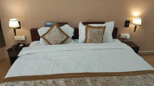 Postel nebo postele na pokoji v ubytování The Jungle Resort Khajuraho