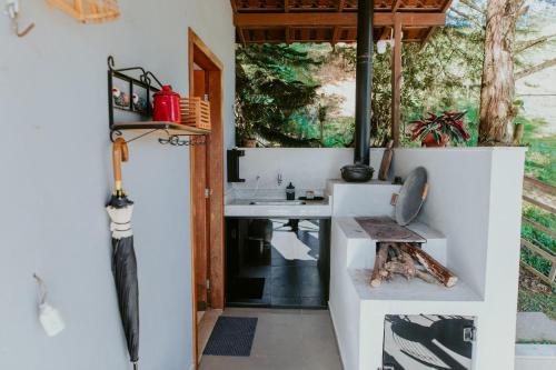 ein Badezimmer in einem Haus mit einem Waschbecken und einem Spiegel in der Unterkunft Luxo e Aconchego na Natureza - DM in Domingos Martins