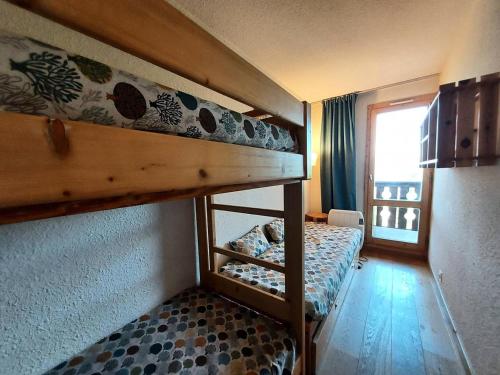 une chambre avec deux lits superposés et une fenêtre dans l'établissement Résidence Cote Soleil G - COTE SOLEIL 31 MAE-5921, à Valmorel