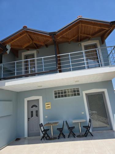 a building with a balcony with a table and chairs at TRiAD in Vlorë