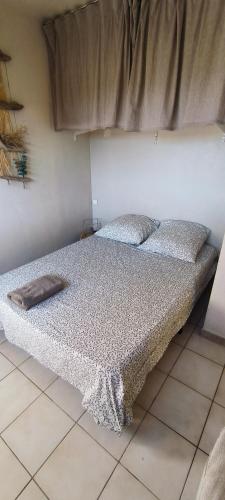 a large bed in a room with at appartement proche zenith in Montpellier