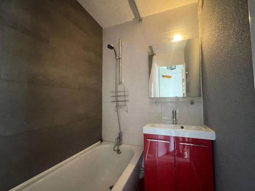 une salle de bain avec une baignoire, un lavabo et une douche dans l'établissement Résidence Alpina 3 - Agréable appartement T3 secteur calme pied des pistes MAE-5481, à Vénosc