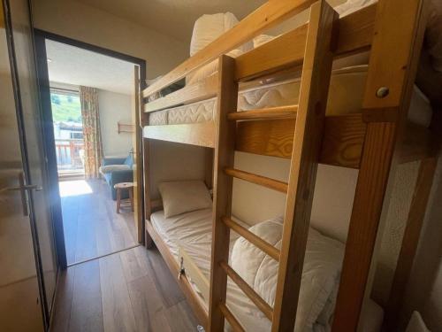 une chambre avec deux lits superposés dans une pièce dans l'établissement Résidence Equinoxe - studio face aux pistes en centre de station MAE-5291, à Vénosc