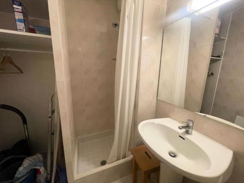 une salle de bain avec un lavabo et une douche dans l'établissement Résidence Equinoxe - studio face aux pistes en centre de station MAE-5291, à Vénosc