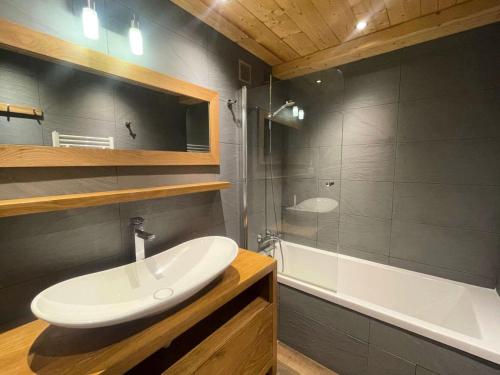 une salle de bain avec un lavabo, une douche et une baignoire dans l'établissement Résidence Bleuets - Appartement exceptionnel pied des pistes MAE-5371, à Vénosc