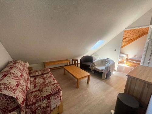 un salon avec un canapé et une table dans l'établissement Résidence Apheratz-porte F57 - Ravissant appartement 6 personnes sur les hauteurs de la station-Parking privé MAE-5731, à Vénosc
