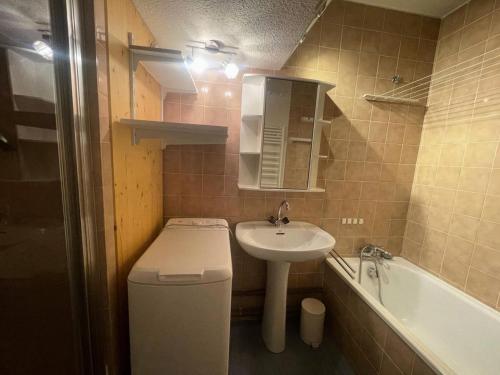 une salle de bain avec toilettes, lavabo et baignoire dans l'établissement Résidence Apheratz-porte F57 - Ravissant appartement 6 personnes sur les hauteurs de la station-Parking privé MAE-5731, à Vénosc
