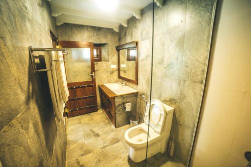 uma casa de banho com um WC e um lavatório em Sisikirana Villa (Luxury Villa in Galle) em Unawatuna
