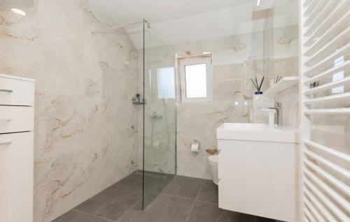 Ένα μπάνιο στο Villa Jelavic - Makarska by Villas Guide