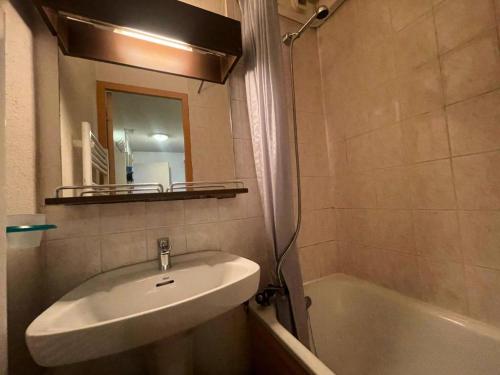 une salle de bain avec un lavabo, une baignoire et un miroir dans l'établissement Résidence Meije - Spacieux T3 avec coin montagne dans le village 1800, à deux pas des remontées mécaniques MAE-2441, à Vénosc