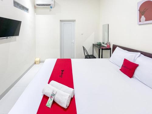 Postel nebo postele na pokoji v ubytování RedDoorz Syariah near AMIKOM Purwokerto