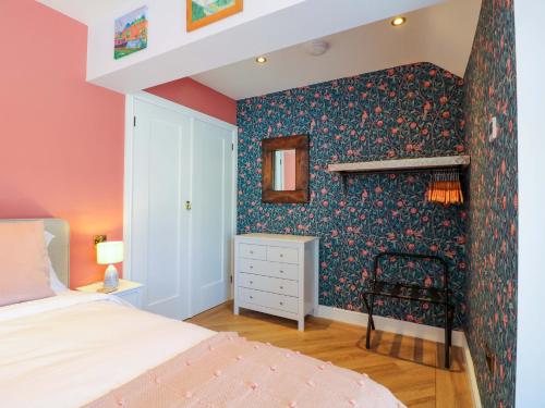 En eller flere senge i et værelse på The Canalside Cottage