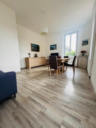 un salon avec une table et une salle à manger dans l'établissement T3 City Center MENTON, à Menton