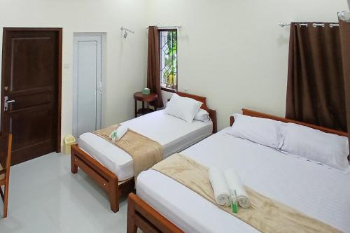 Postel nebo postele na pokoji v ubytování RedDoorz Syariah near AMIKOM Purwokerto