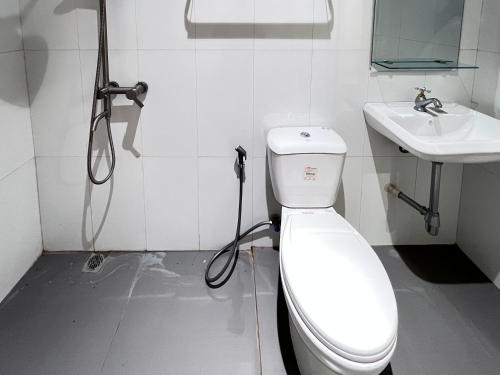 Koupelna v ubytování RedDoorz Syariah near AMIKOM Purwokerto