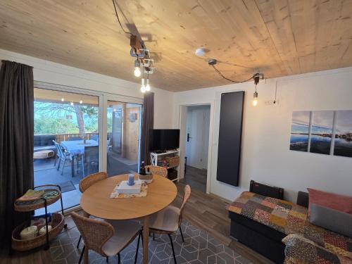 TV a/nebo společenská místnost v ubytování NomadLux Mobile Home - Pool & Parking - Twins 11, Holiday Village Twins, Pakoštane, Zadar County