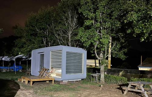 Starveil Mountain Retreat X by Tiny Away : خيمة صغيرة مع مقعد وطاولة نزهة