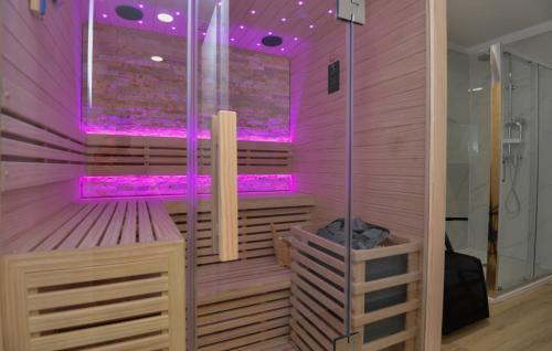 ein lila Badezimmer mit einer Sauna mit lila Lichtern in der Unterkunft Villa Neda Imotski-Makarska by Villas Guide in Zdilari