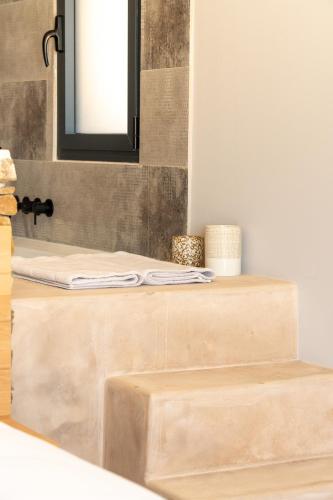 une salle de bain avec deux marches en bois et un miroir dans l'établissement Château la Négly, à Fleury