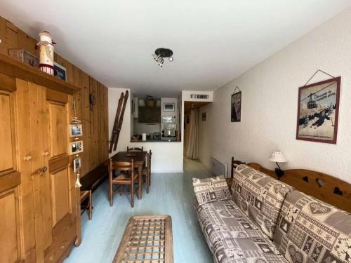 un salon avec un canapé et une table dans l'établissement Résidence Sappey - Bel appartement avec balcon MAE-5521, à Vénosc