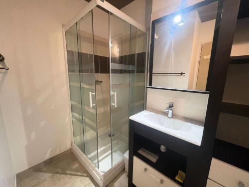 une salle de bain avec une douche en verre et un lavabo dans l'établissement Résidence Sappey - Bel appartement avec balcon MAE-5521, à Vénosc