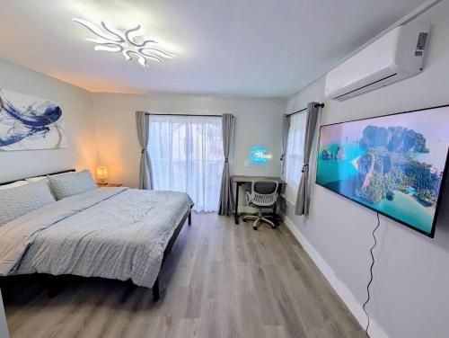 Ένα ή περισσότερα κρεβάτια σε δωμάτιο στο Newly Renovated Charming Apt! 30 Mins to Manhattan