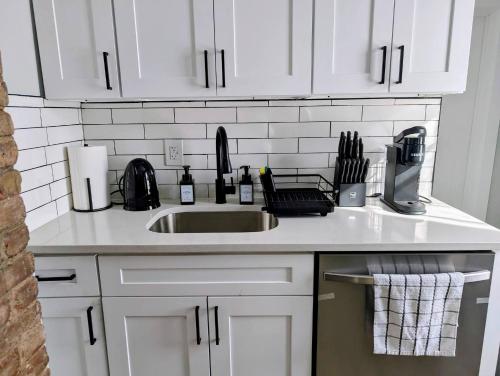 Η κουζίνα ή μικρή κουζίνα στο Newly Renovated Charming Apt! 30 Mins to Manhattan