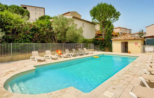 - une piscine avec des chaises longues dans la cour dans l'établissement Maison 3 Pièces Sur Golf, à Mallemort