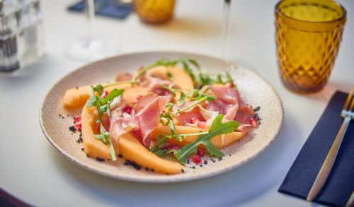 ホテルの敷地内または近くでの食事または食べ物