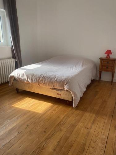Ένα ή περισσότερα κρεβάτια σε δωμάτιο στο Appartement chaleureux et accueillant à quelques pas de la mer