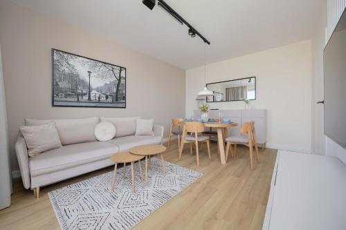 Elegant Apartment in Warsaw with Air Conditioning and Parking by Renters Prestige