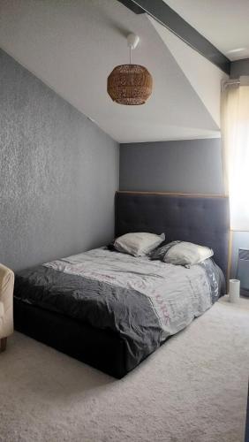 maison proche ocean في سان فينسنت دو تيروسيه: غرفة نوم بها سرير وسقف