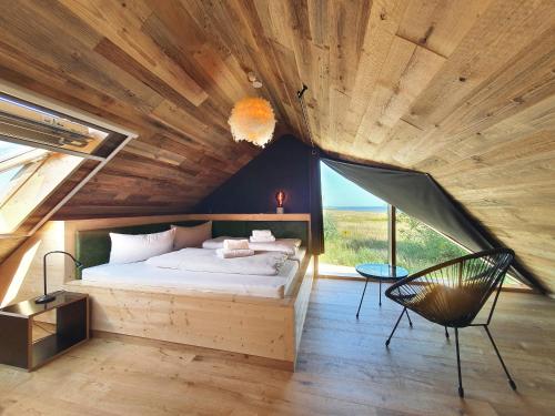 Ένα ή περισσότερα κρεβάτια σε δωμάτιο στο WerderChalet -- MEER IN SICHT -- Meerblick I Strand 150m I Sauna I eKamin I bis 5 Pers I by "Meyers am Meer"
