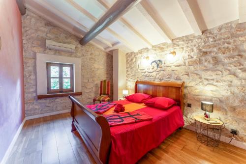 Katil atau katil-katil dalam bilik di Jolie maison au charme provençal