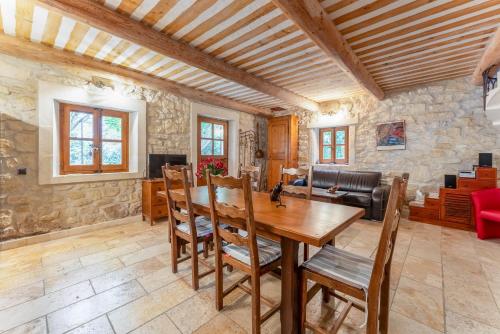 un salon avec une table et des chaises en bois dans l'établissement Jolie maison au charme provençal, à Tarascon