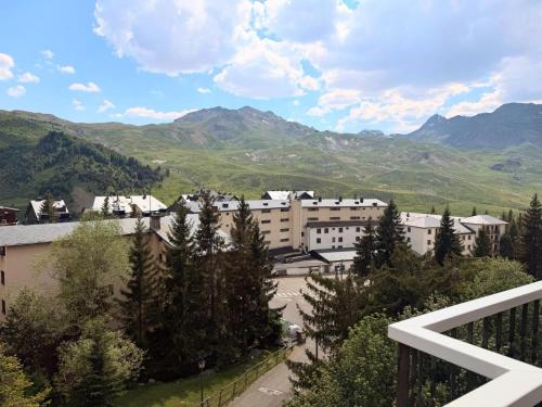 フォルミガルにあるIbón de Bucuesaの山を背景にした町の景色