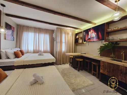 Кровать или кровати в номере El Nissi Staycation, THE DELUXE CABIN, Enchanted Kingdom