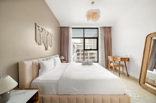 FIRST CLASS 2BR Timeless Vibes & Pool View
