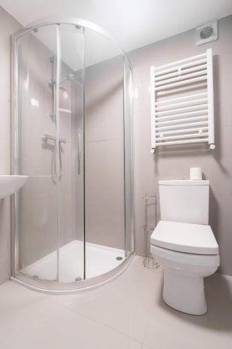 a bathroom with a glass shower with a toilet at D'Luxe 3 - 5 beds En-suite Home in London in Isleworth