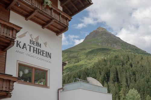 a sign for ben karner with a mountain in the background at Beim Kathrein - inklusive SILVRETTA Card Premium in Galtür