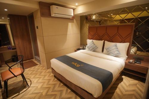 Una cama o camas en una habitación de Sky Executive Rooms