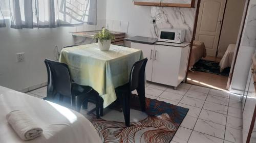 Η κουζίνα ή μικρή κουζίνα στο RedPillars One Bedroom Self Catering Unit