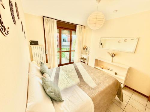 Giường trong phòng chung tại Sandra