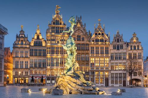 a statue in front of a large building at Safari Tenten met Sanitair 4 personen in Kasterlee