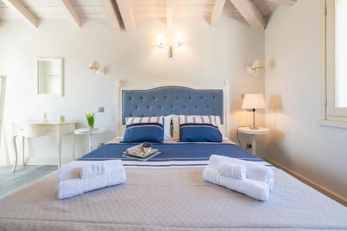 萨罗克Nido sul Mare的卧室里有一张蓝色的床，上面有两个枕头
