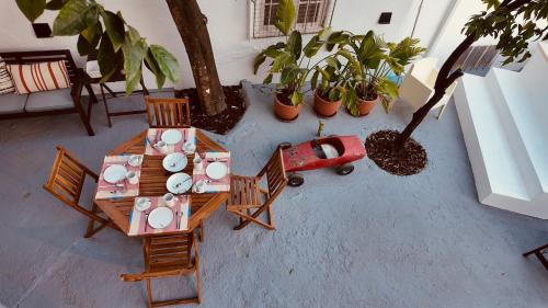an overhead view of a table and chairs and plants at Casa do Lambril in Tinalhas